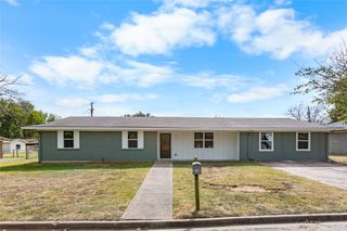 810 W Denison Drive, Robinson, TX 76706