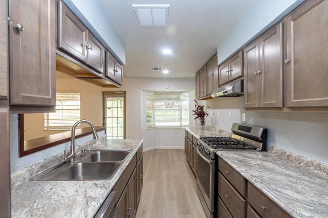 5704 Leggett Lane, Pearland, TX 77584