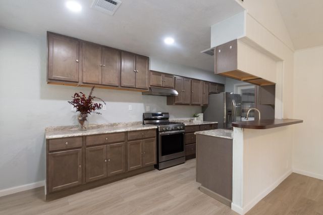 5704 Leggett Lane, Pearland, TX 77584