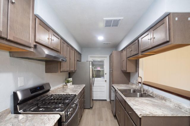 5704 Leggett Lane, Pearland, TX 77584