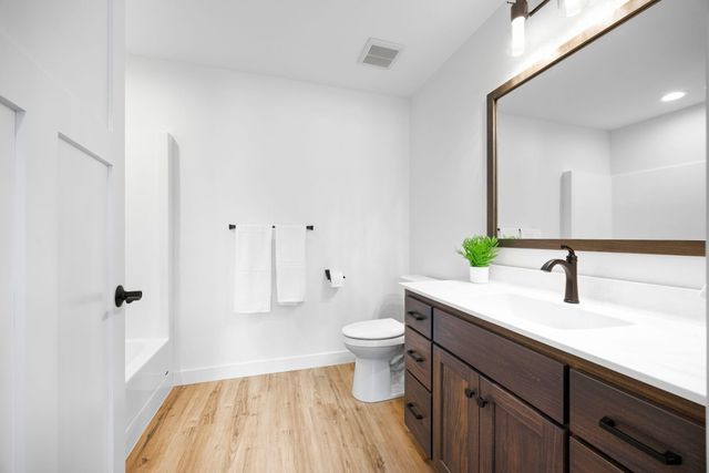 250 Eau Claire Avenue SE, Hutchinson, MN 55350