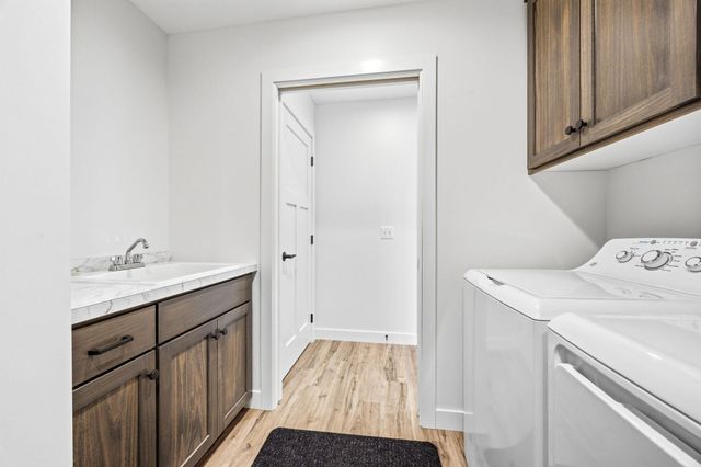 250 Eau Claire Avenue SE, Hutchinson, MN 55350