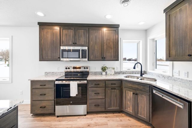 250 Eau Claire Avenue SE, Hutchinson, MN 55350