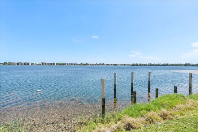 105 Lake Emerald Drive 108, Oakland Park, FL 33309