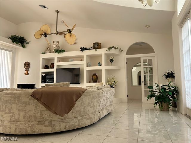 2002 SE 28th ST, Cape Coral, FL 33904