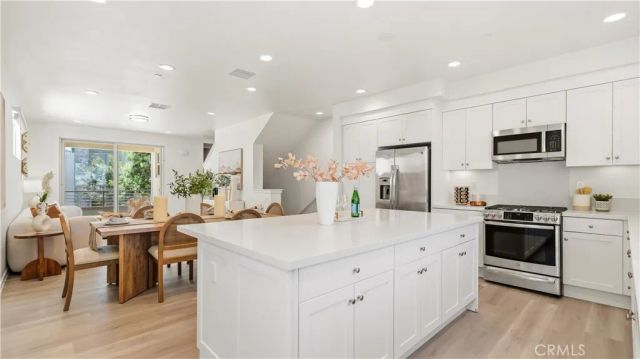 111 Episode, Irvine, CA 92618