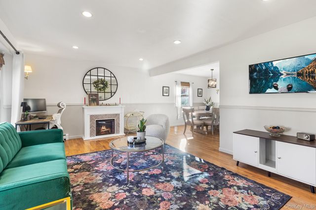 24 Parkside Avenue, Miller Place, NY 11764