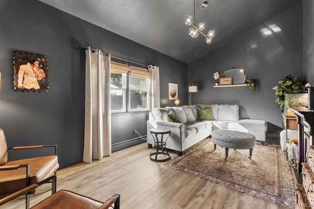 24 Parkside Avenue, Miller Place, NY 11764