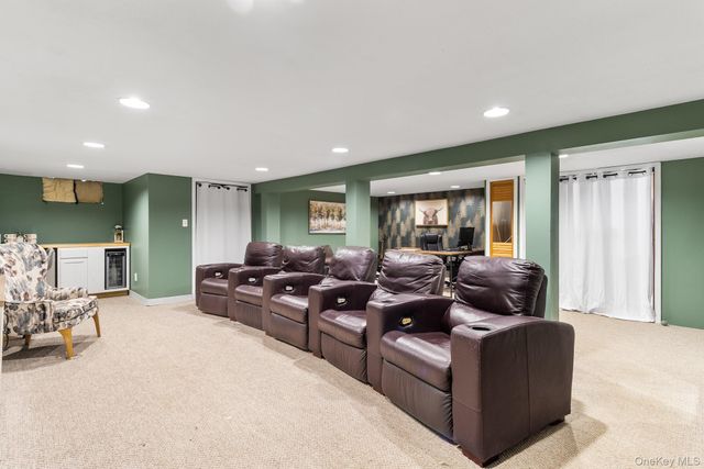 24 Parkside Avenue, Miller Place, NY 11764