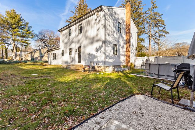 24 Parkside Avenue, Miller Place, NY 11764