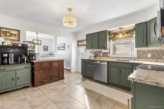 24 Parkside Avenue, Miller Place, NY 11764