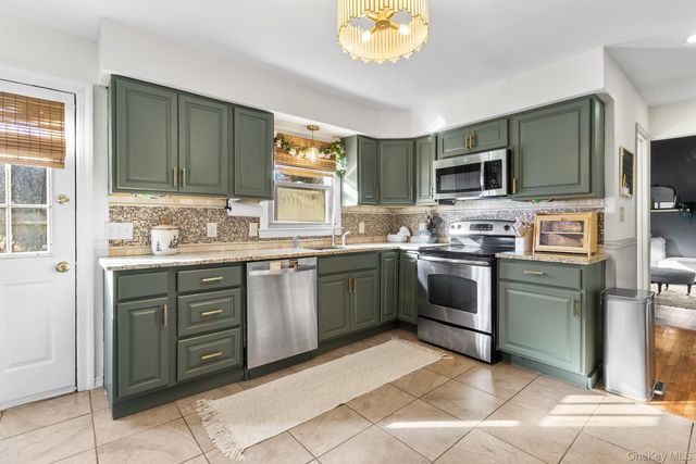 24 Parkside Avenue, Miller Place, NY 11764