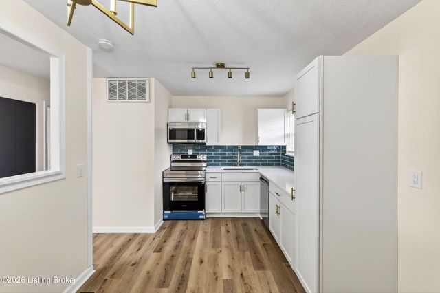 7502 Marie Anna Dr, Louisville, KY 40258