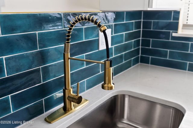 7502 Marie Anna Dr, Louisville, KY 40258