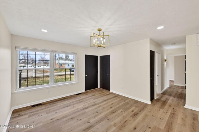 7502 Marie Anna Dr, Louisville, KY 40258