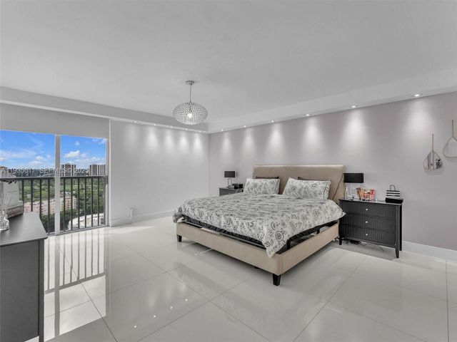 19707 Turnberry Way 21D, Aventura, FL 33180