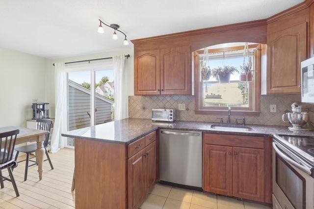 97 Forest 2, Lowell, MA 01851