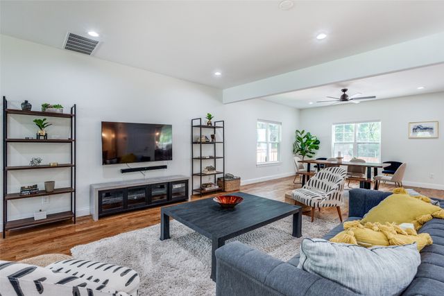 1000 Cameron Avenue, Dallas, TX 75223
