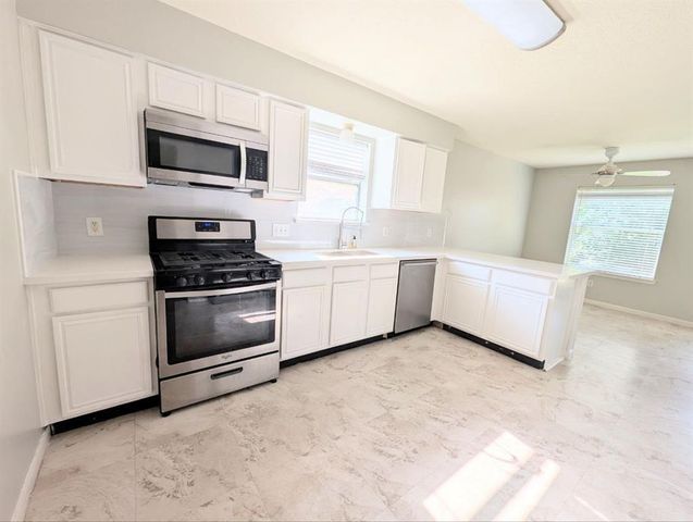 4521 Stonebridge Drive, Pearland, TX 77584
