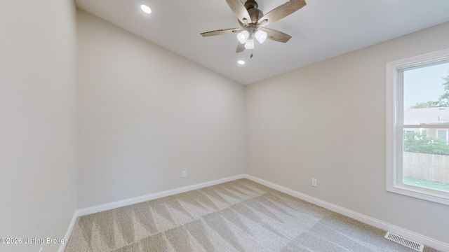 8208 Roseborough Rd, Louisville, KY 40228