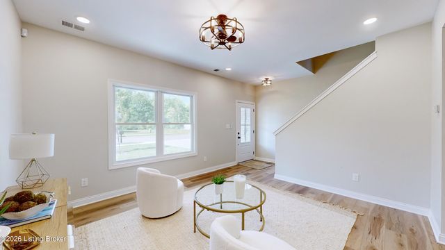 8208 Roseborough Rd, Louisville, KY 40228