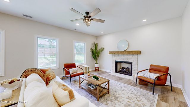 8208 Roseborough Rd, Louisville, KY 40228