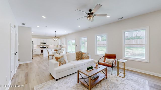 8208 Roseborough Rd, Louisville, KY 40228