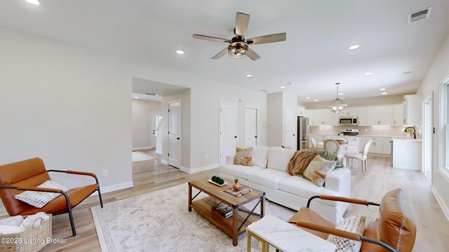 8208 Roseborough Rd, Louisville, KY 40228