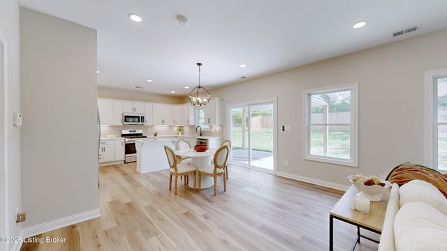 8208 Roseborough Rd, Louisville, KY 40228