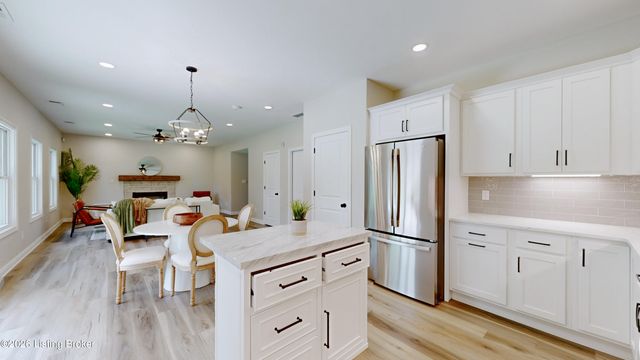 8208 Roseborough Rd, Louisville, KY 40228