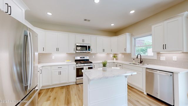 8208 Roseborough Rd, Louisville, KY 40228