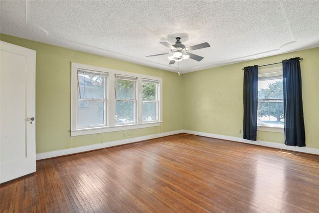 2625 S University Drive, Fort Worth, TX 76109