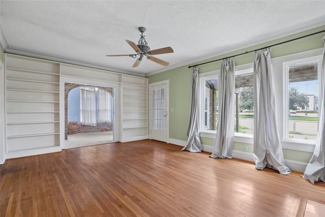 2625 S University Drive, Fort Worth, TX 76109