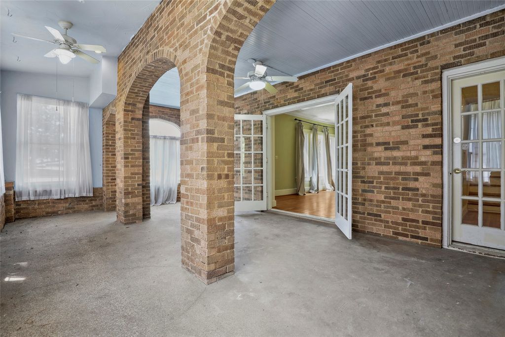 2625 S University Drive, Fort Worth, TX 76109