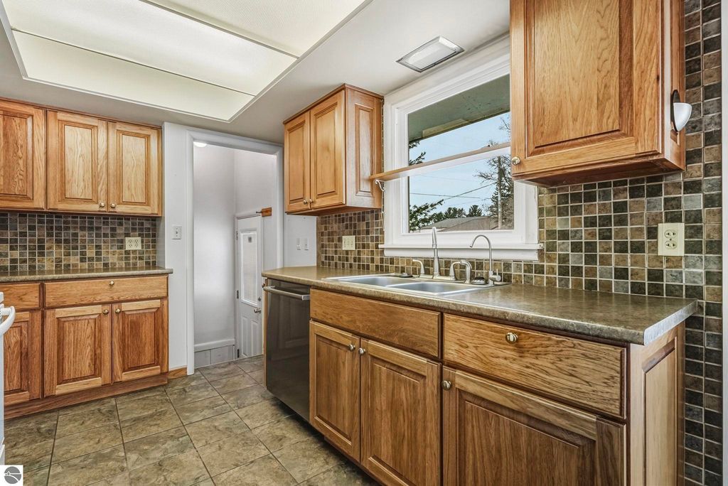 Image 10 of property listing at 718 Sunset Lane, Cadillac, MI 49601