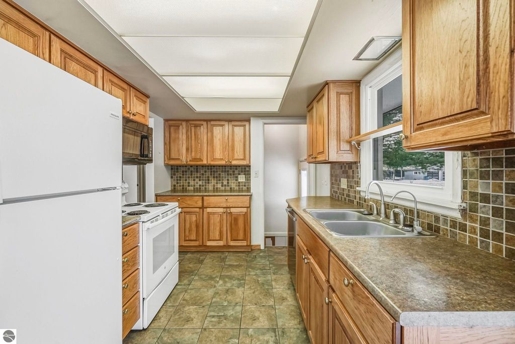 Image 11 of property listing at 718 Sunset Lane, Cadillac, MI 49601