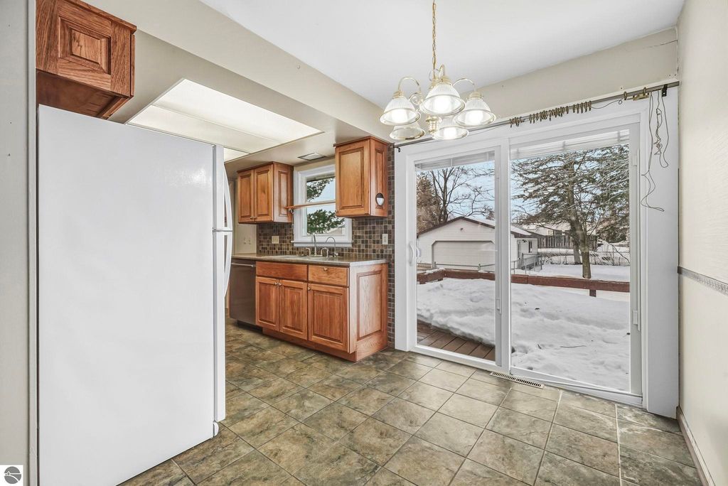 Image 12 of property listing at 718 Sunset Lane, Cadillac, MI 49601