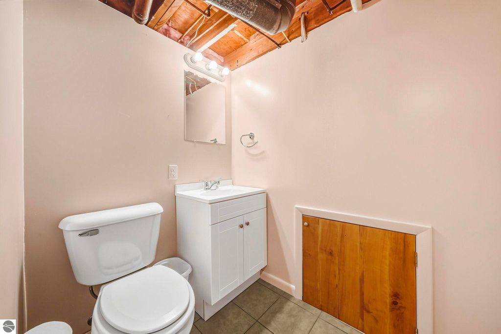 Image 32 of property listing at 718 Sunset Lane, Cadillac, MI 49601