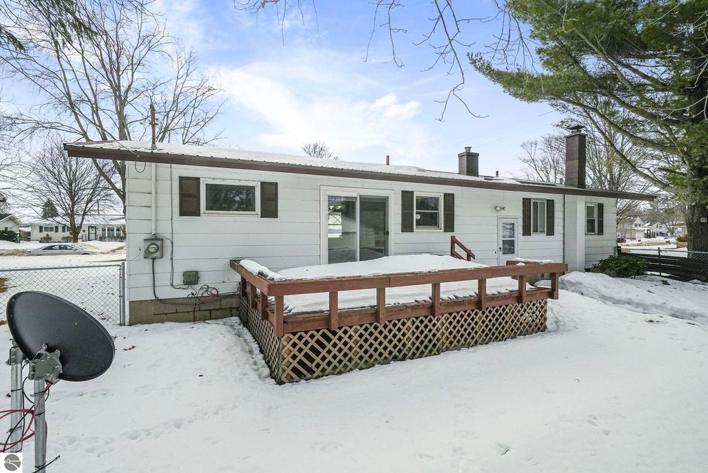 Image 4 of property listing at 718 Sunset Lane, Cadillac, MI 49601