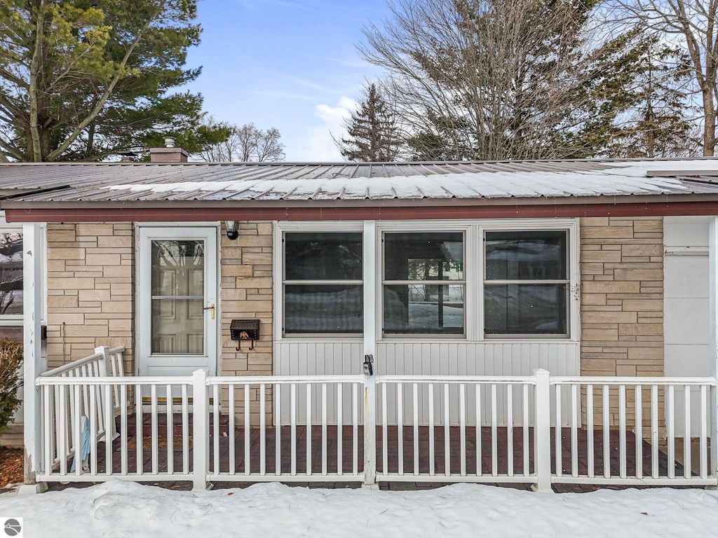 Image 5 of property listing at 718 Sunset Lane, Cadillac, MI 49601