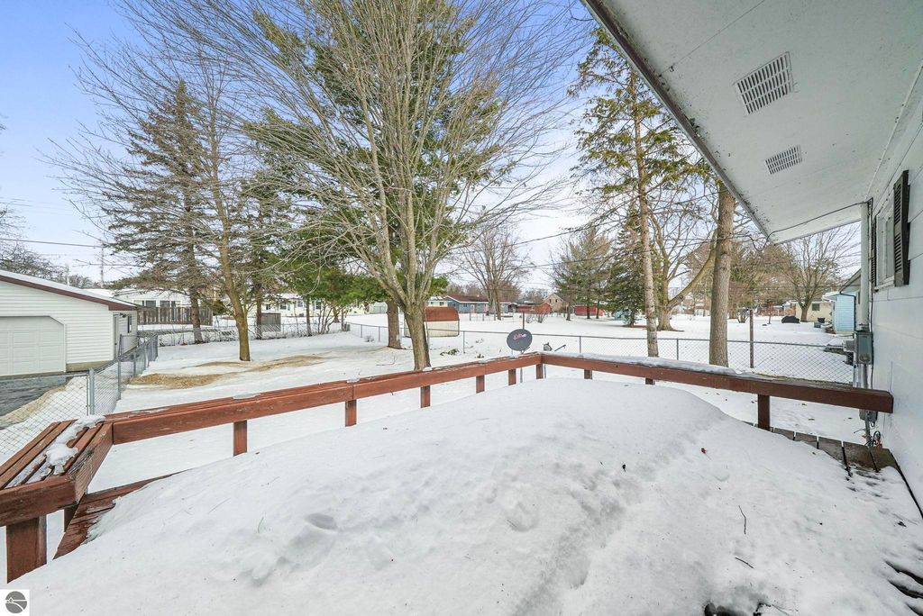 Image 7 of property listing at 718 Sunset Lane, Cadillac, MI 49601