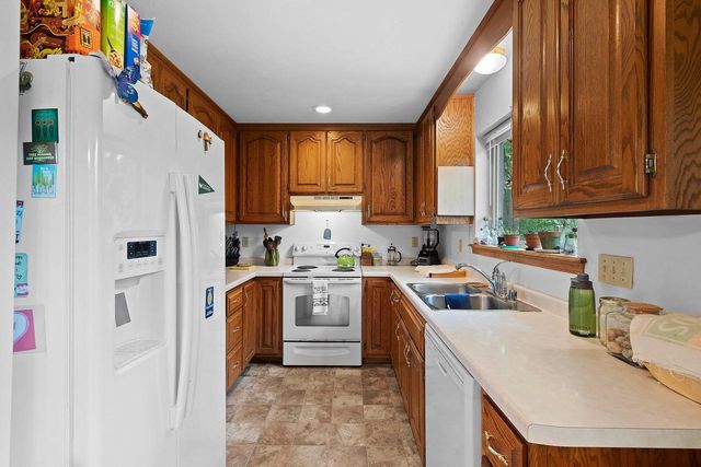 1637 GABERTFIELD COURT, Suamico, WI 54173
