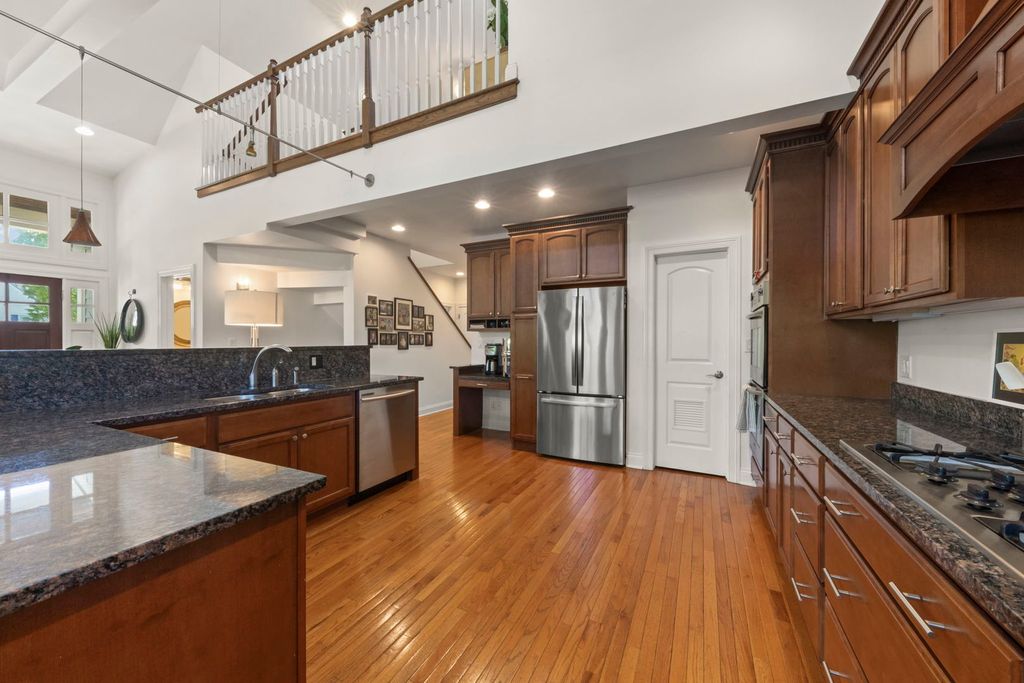 Image 11 of property listing at 35 S Wilmette Avenue, Westmont, IL 60559