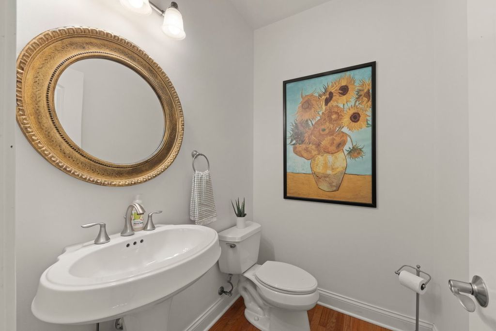 Image 12 of property listing at 35 S Wilmette Avenue, Westmont, IL 60559