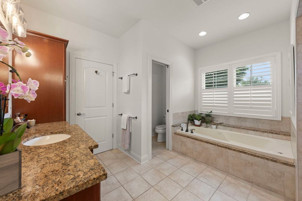 Image 16 of property listing at 35 S Wilmette Avenue, Westmont, IL 60559