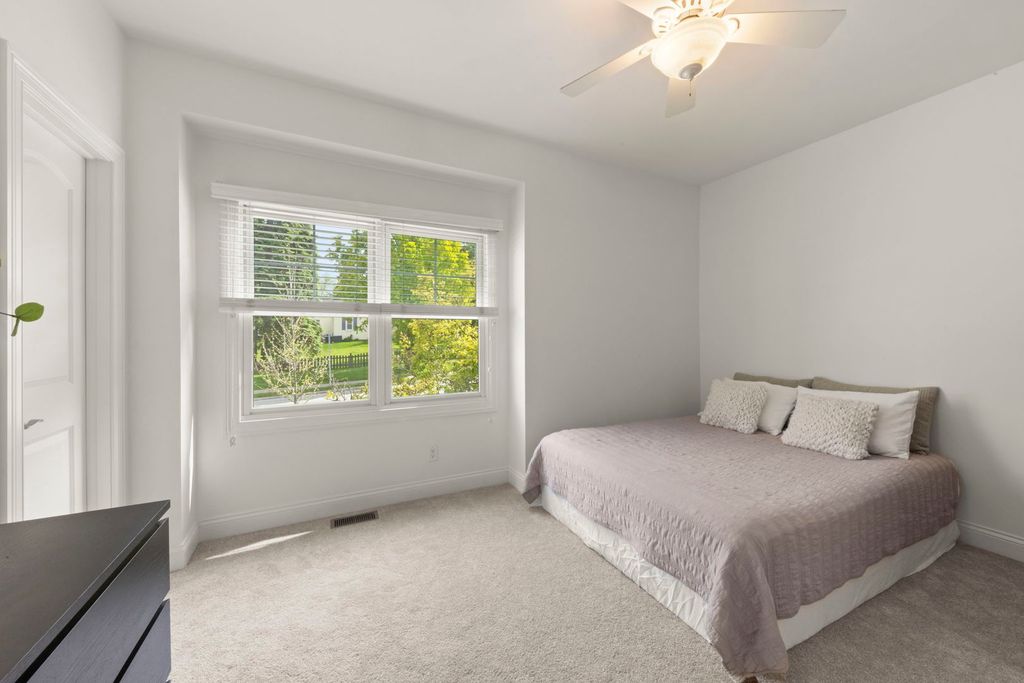 Image 18 of property listing at 35 S Wilmette Avenue, Westmont, IL 60559