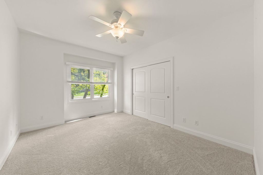 Image 19 of property listing at 35 S Wilmette Avenue, Westmont, IL 60559
