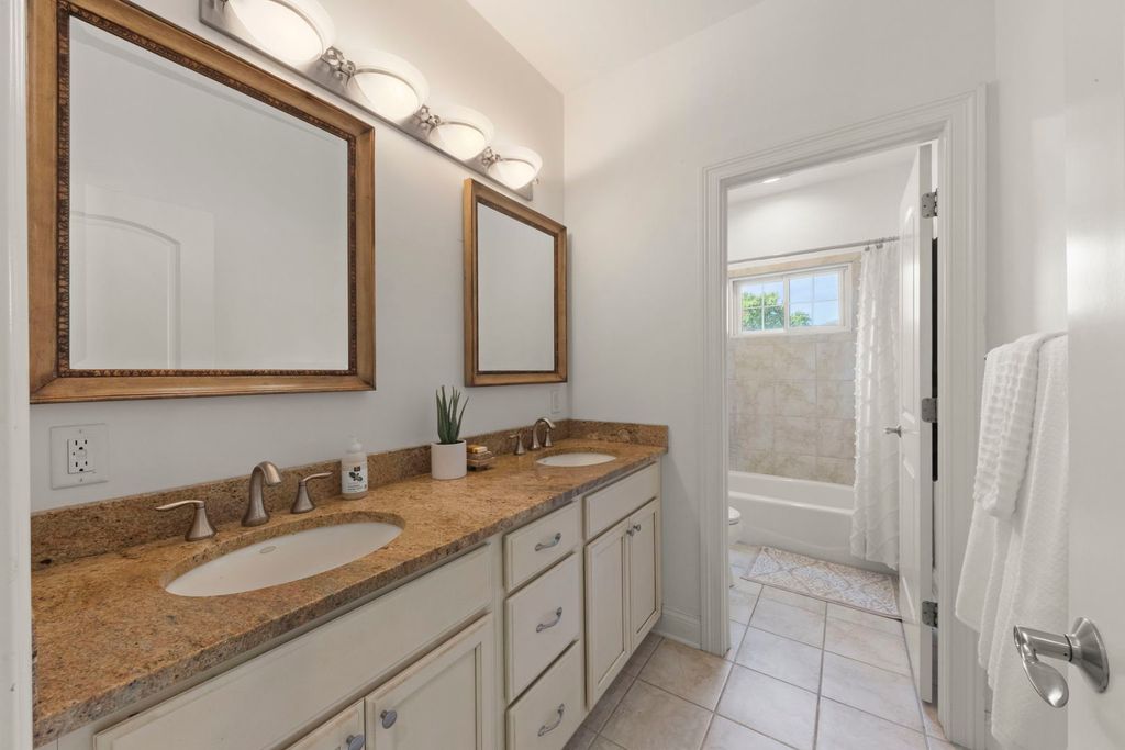 Image 20 of property listing at 35 S Wilmette Avenue, Westmont, IL 60559