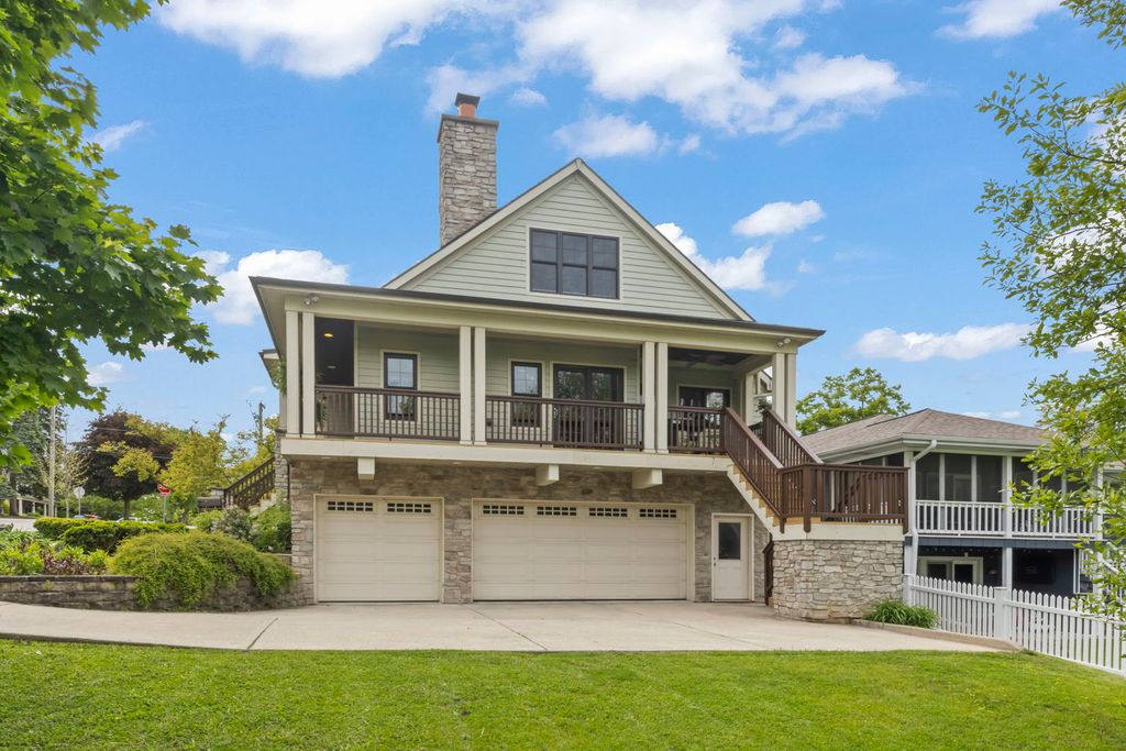 Image 3 of property listing at 35 S Wilmette Avenue, Westmont, IL 60559