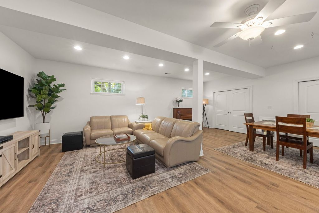 Image 22 of property listing at 35 S Wilmette Avenue, Westmont, IL 60559